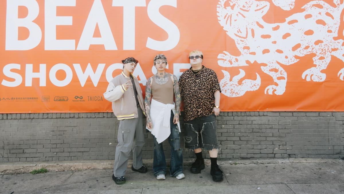 頤原（左起）、阿夜以及魁剛緊急更改演出形式，順利完成音樂節演出。（圖／翻攝自TRASH臉書）