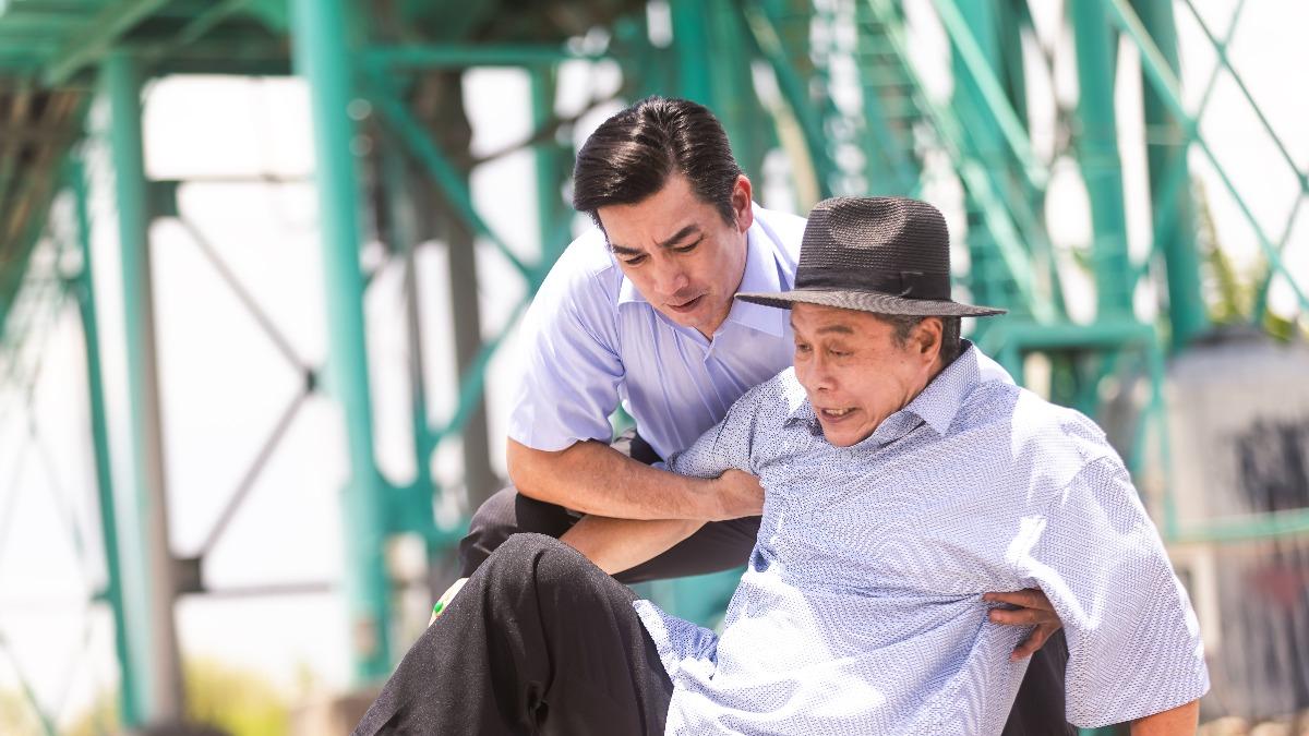 伊正（左）、楊烈有精彩對手戲。（圖／公視台語台、華視提供）