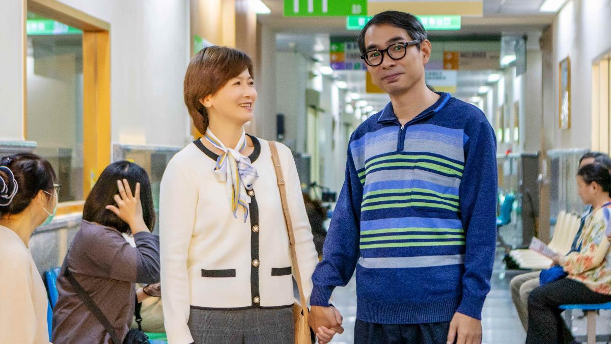 謝瓊煖（左）、謝其文演出恩愛夫妻。（圖／華視提供）