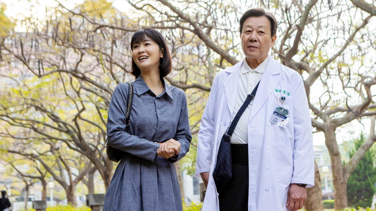 寇世勳（右）飾演曹汶龍醫生演技細膩動人。（圖／華視提供）