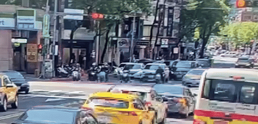 磚塊墜落驚險一瞬間。（圖／TVBS）