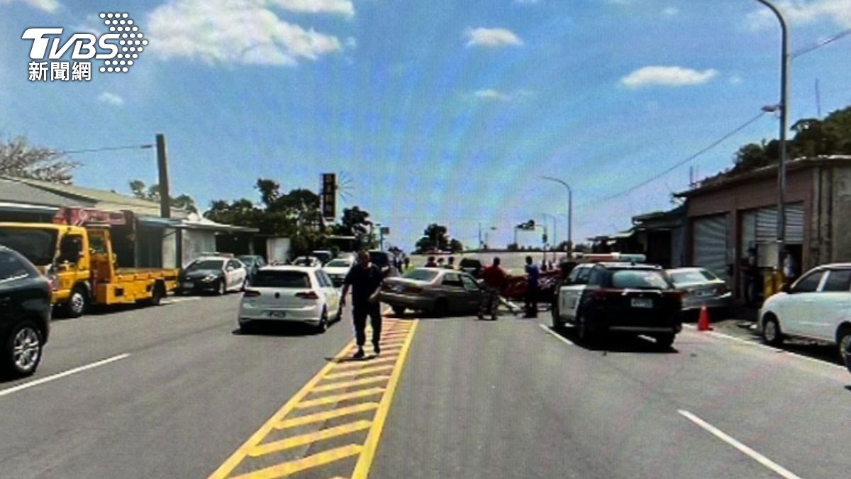 台東賽車暴衝連撞2車1機車，現場相當慘烈。（圖／TVBS）