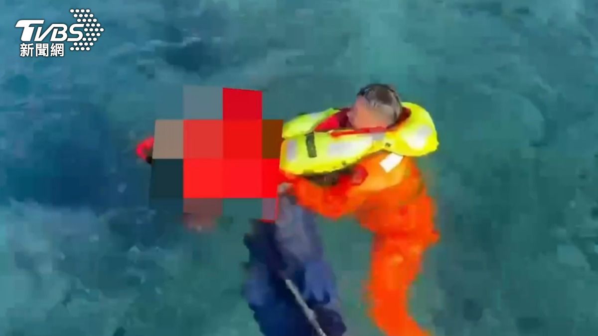 海巡在母雞岩西南方0.1浬海域發現第2具大體。（圖／TVBS）