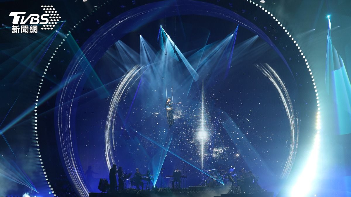 戴佩妮吊鋼絲開唱，主辦單位更投保近億元。（圖／張哲鳴攝）