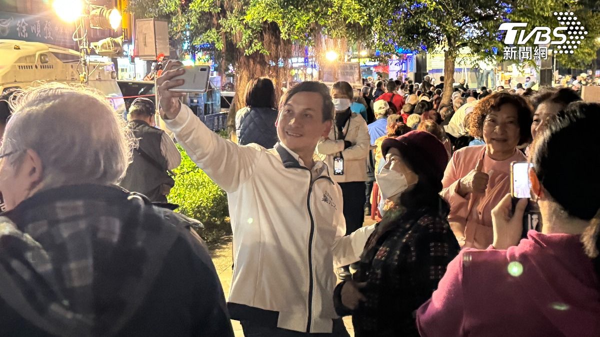 葉元之特別提早到場，逐一和現場民眾握手寒暄。（圖／林恩如攝）