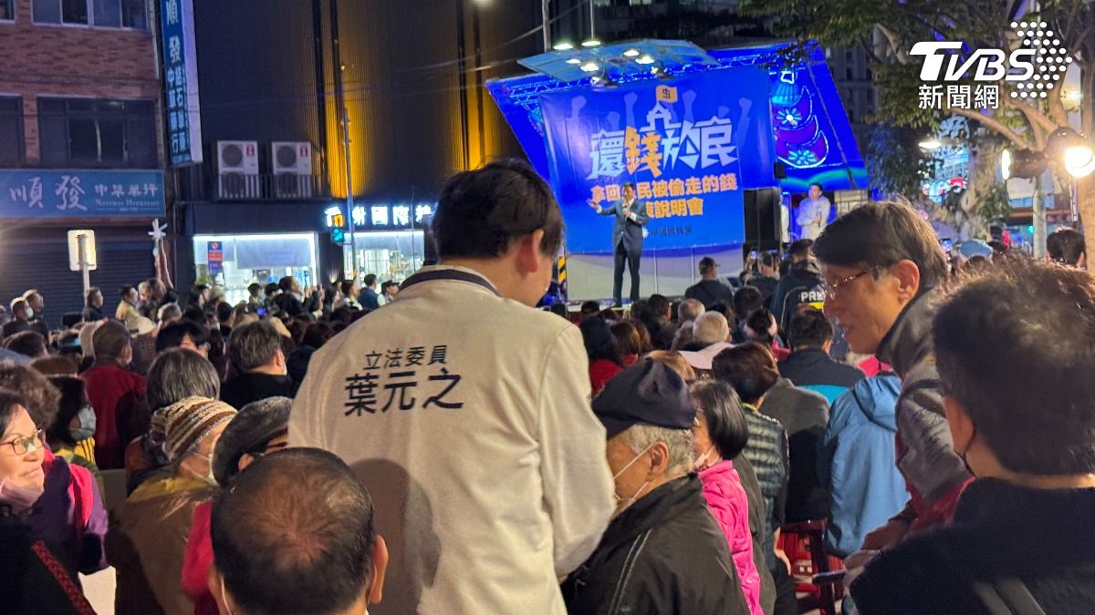 葉元之特別提早到場，逐一和現場民眾握手寒暄。（圖／林恩如攝）