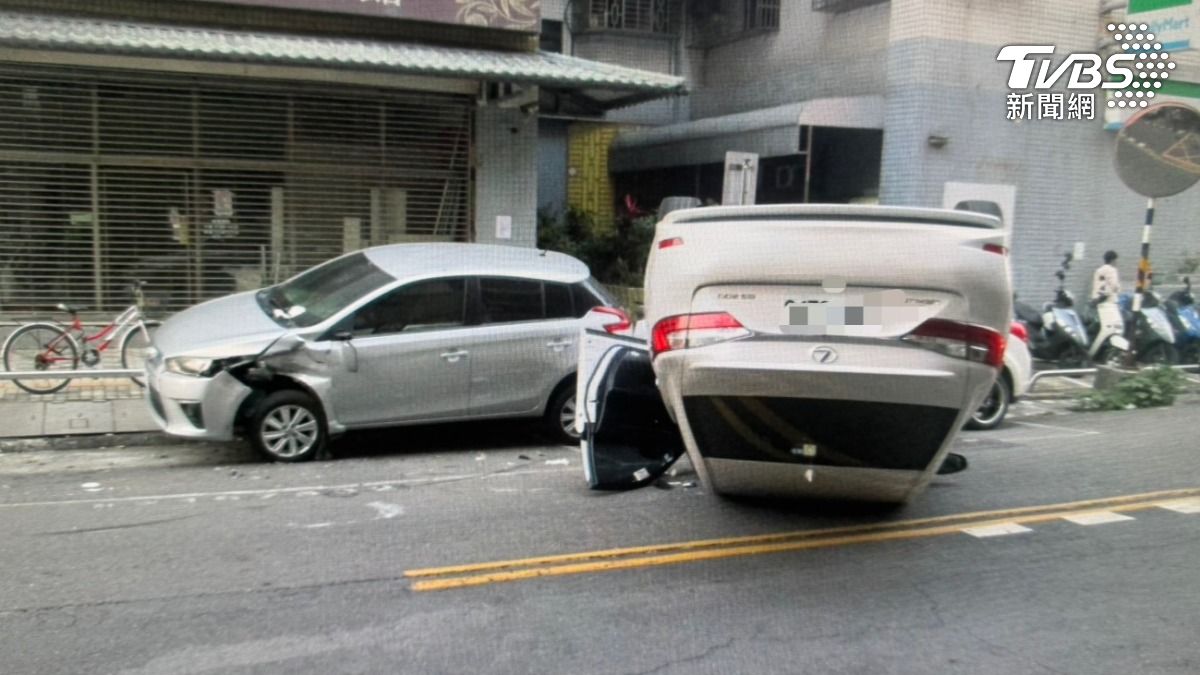 事後葉男手腳並用自行爬出。（圖／TVBS）