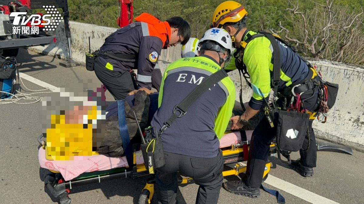 騎士不明原因自撞橋墩，直接從3層樓高的地方墜下。（圖／TVBS）