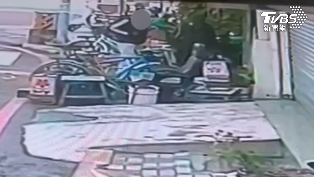 竊賊向阿公借廁所，竟闖入房間內竊走12萬現金。（圖／TVBS）