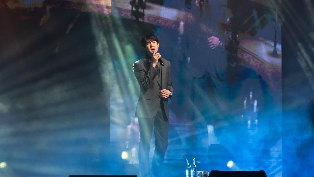 柳演錫開金口演唱劇中經典歌曲。（圖／瑞田文創提供）