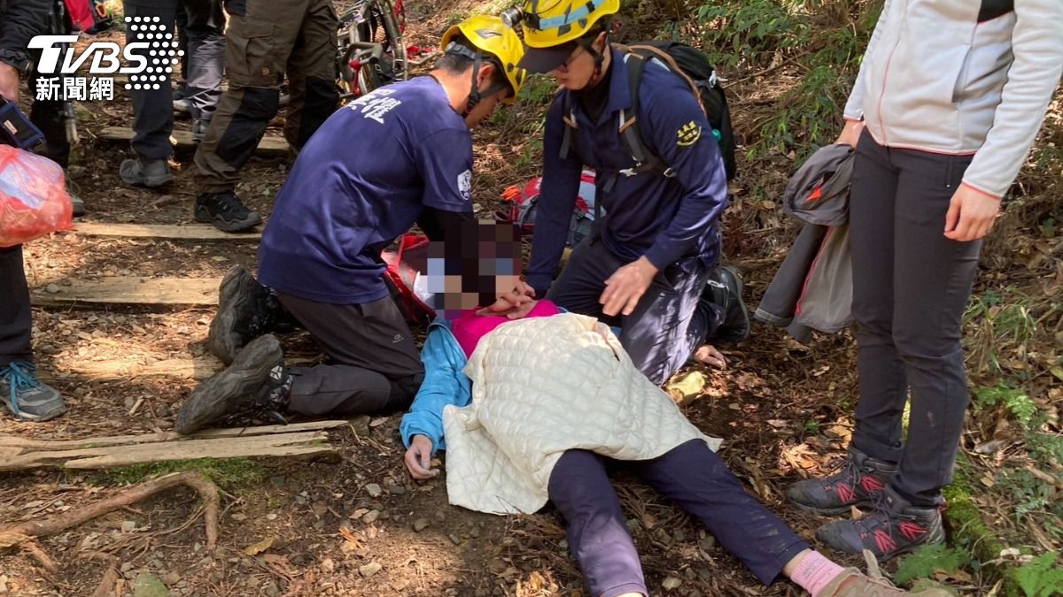 警消搶救後仍救不回女子。（圖／TVBS）