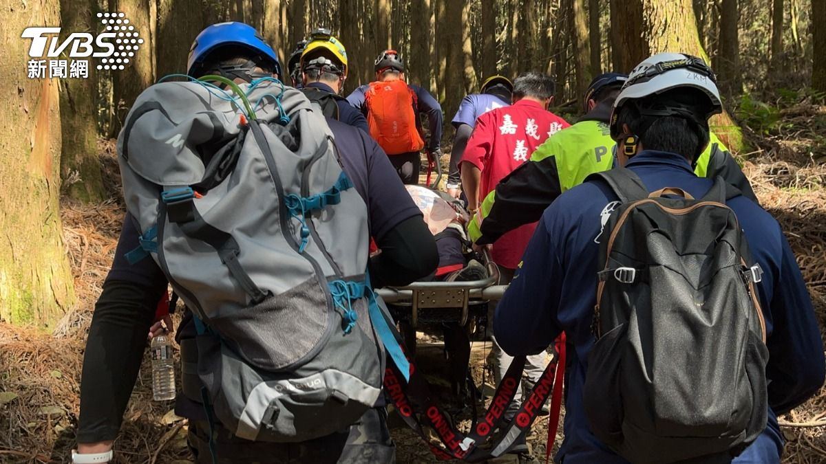 婦人疑似因體力不支跟不上隊伍，獨自在後方休息落單。（圖／TVBS）