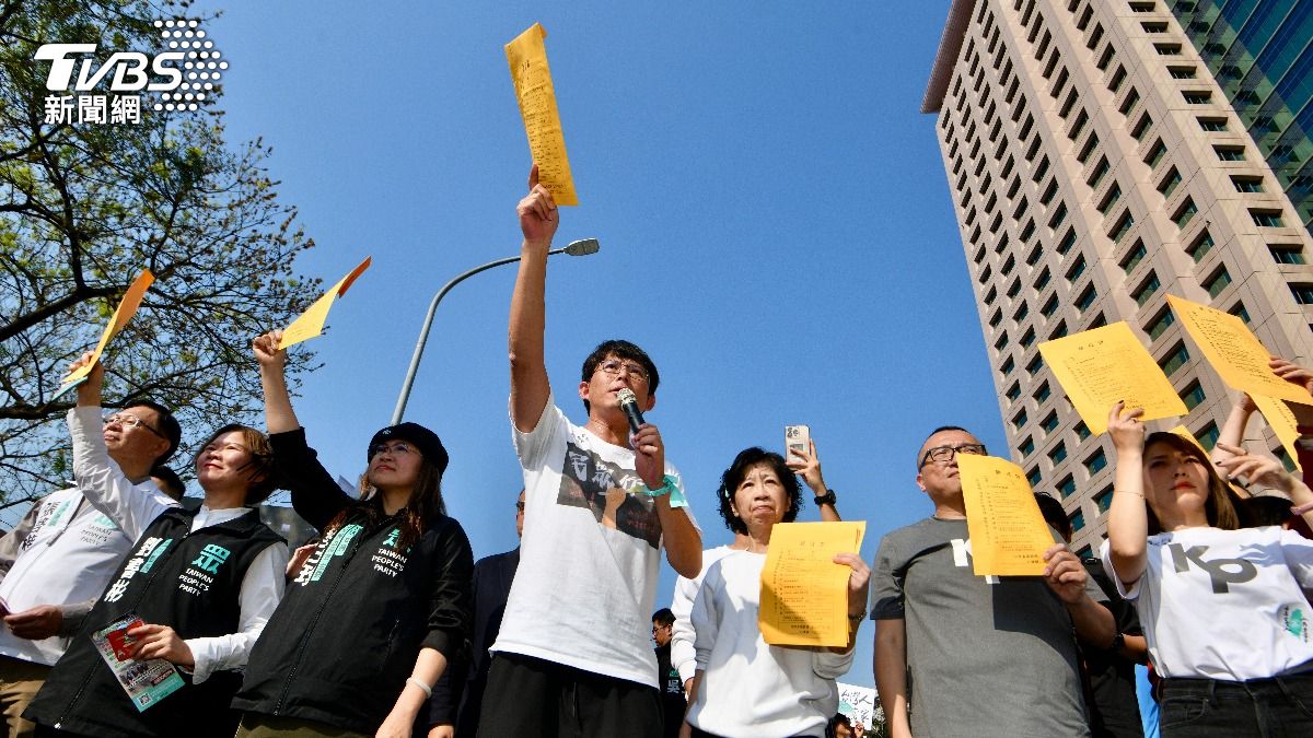 民眾黨在板橋車站前舉行「人民要當家」問政宣講活動。（圖／胡瑞麒攝）