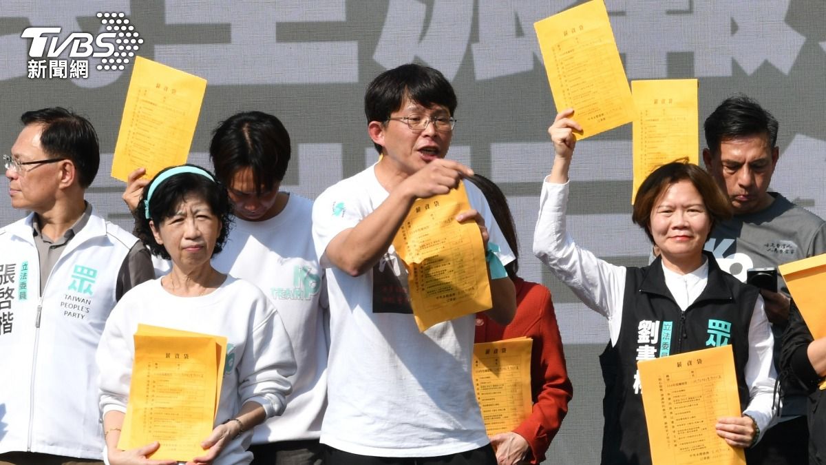 民眾黨在板橋車站前舉行「人民要當家」問政宣講活動。（圖／胡瑞麒攝）