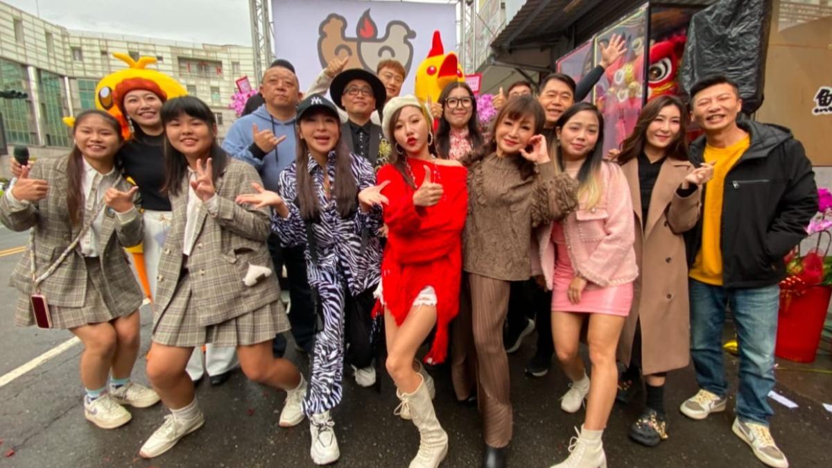 妞妞（左3）、方順吉（右1）為朋友的雞鴨店站台。（圖／酷思玩創意提供）