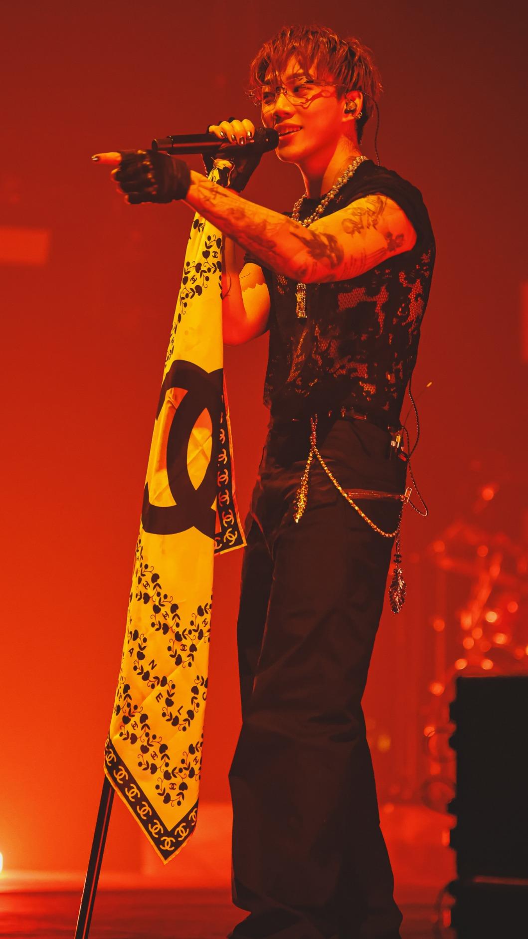 ØZI觀眾此起彼落地喊著要他「脱」。（圖／寬宏藝術Ｘ華納音樂Ｘ奧曼音樂提供）