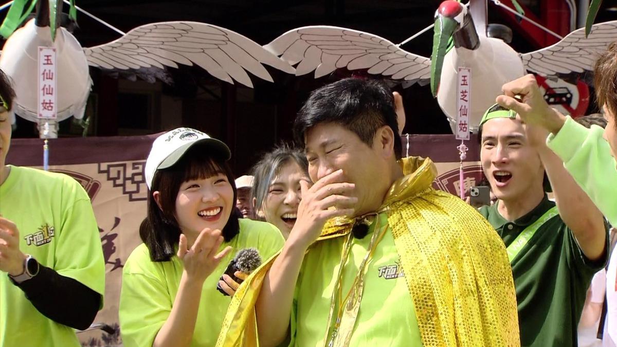 胡瓜上場挑戰，一路輸給鄉親。（圖／民視提供）