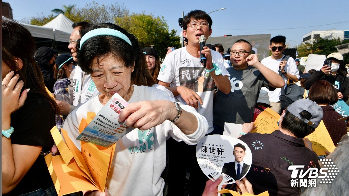 黃國昌與陳佩琪一起走下台，發送放有「真相DM」的薪資袋給支持者。（圖／胡瑞麒攝）