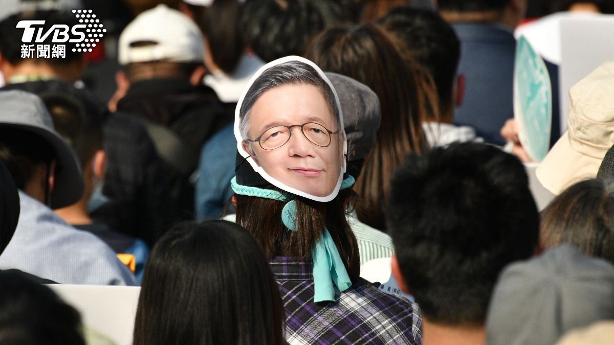 活動現場仍可見支持者攜帶柯文哲面具。（圖／胡瑞麒攝）