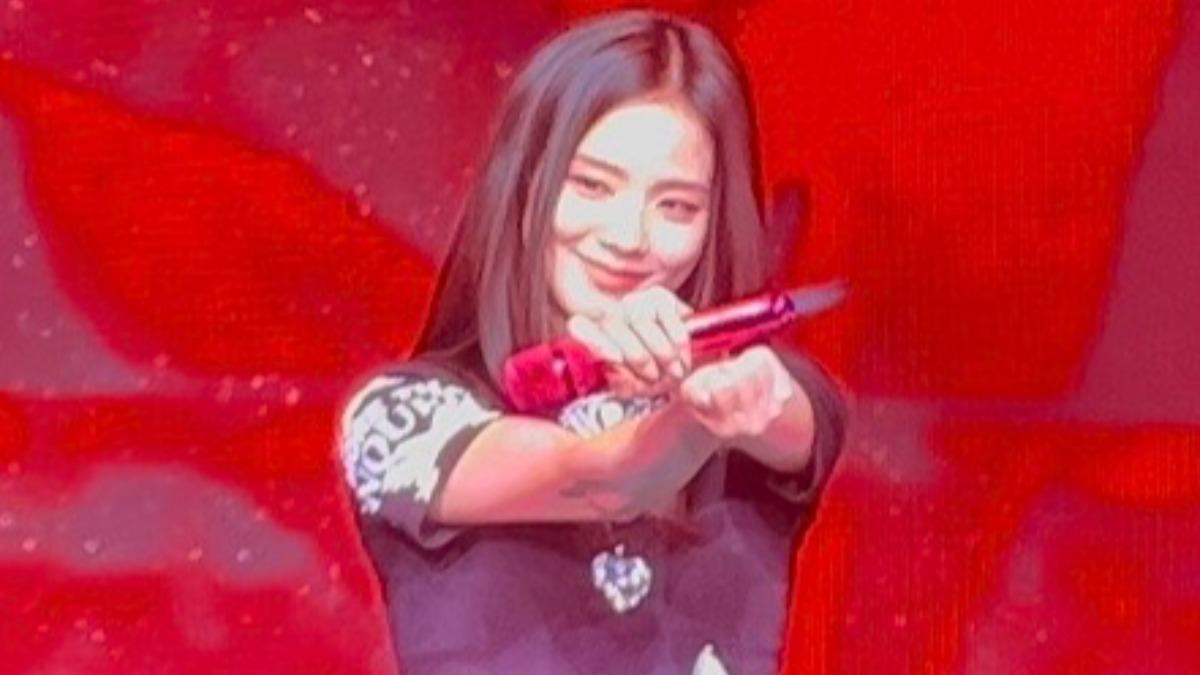 JISOO跳起〈FLOWER〉開花舞。（圖／讀者提供）