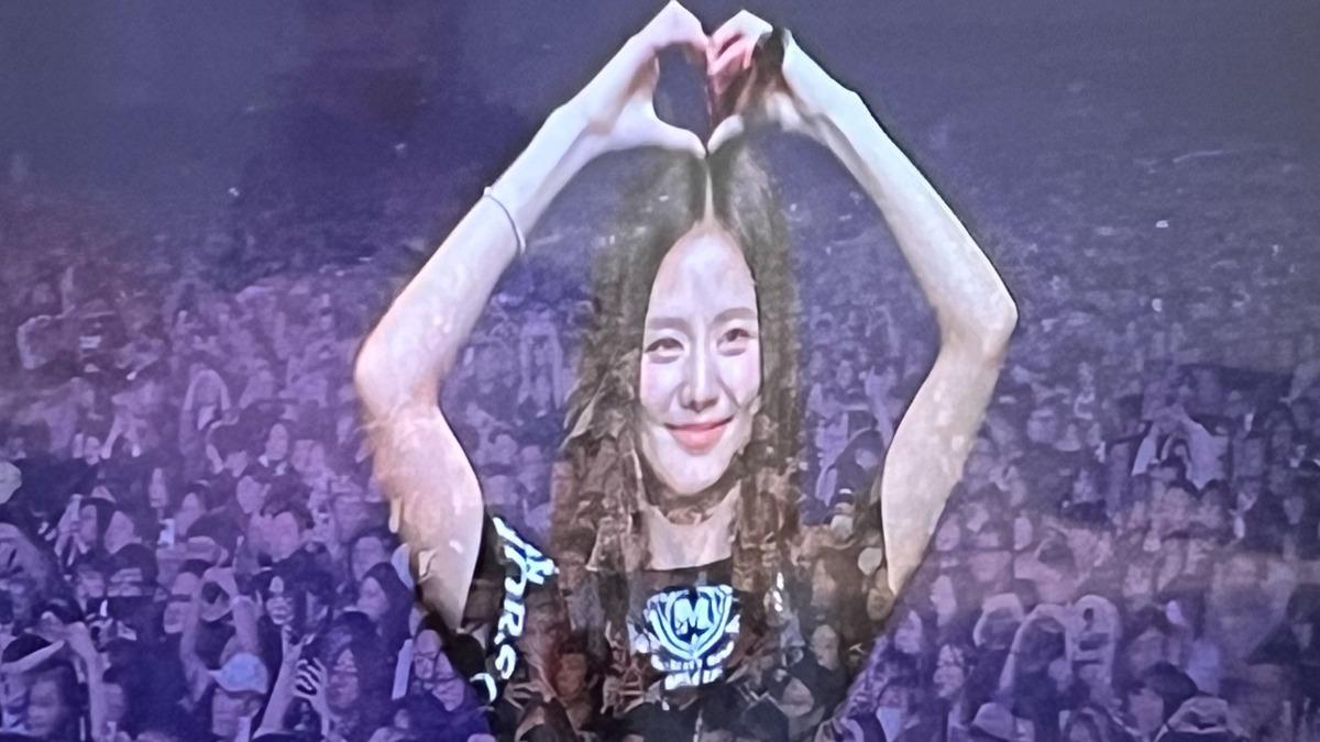 JISOO對粉絲獻出大愛心。（圖／讀者提供）