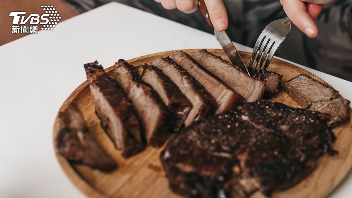 「全肉飲食法」（Carnivore diet）掀起風潮。（示意圖／Shutterstock達志影像）