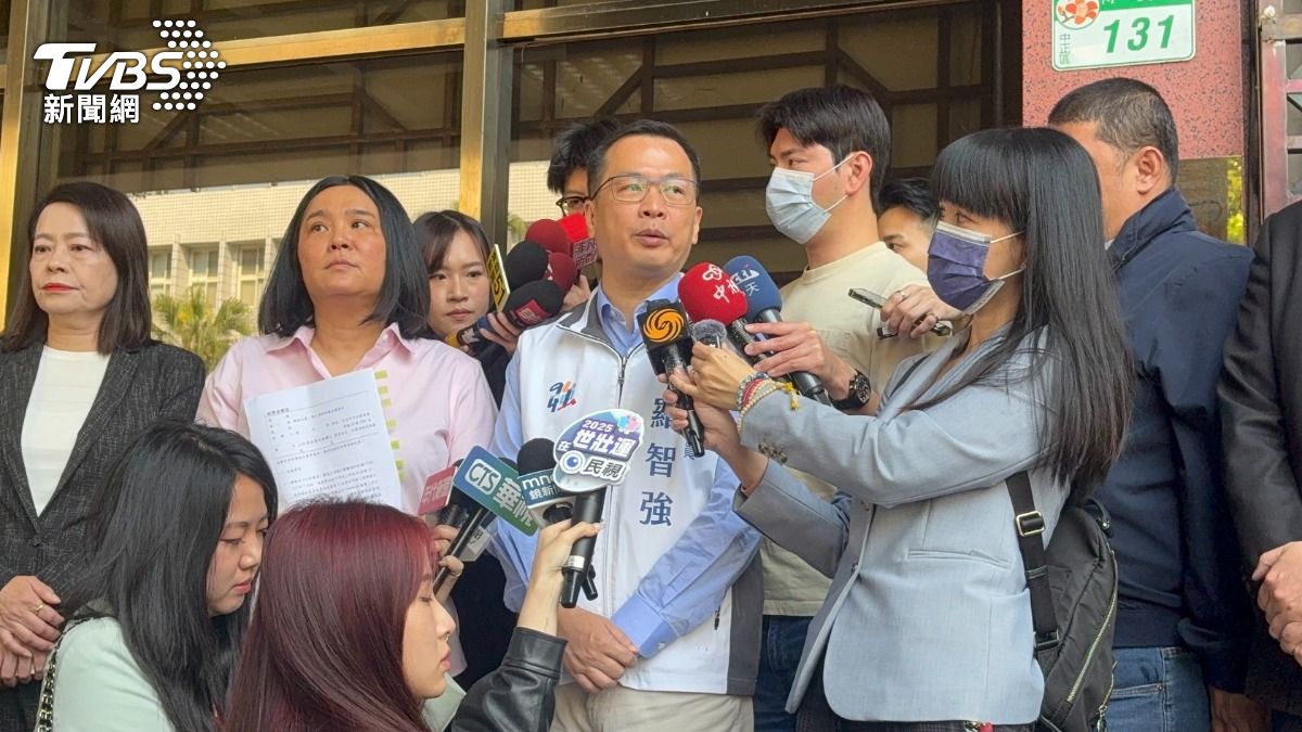 國民黨立委陳玉珍、羅智強、游顥、律師簡榮宗等人具名向台北地檢署按鈴告發。（圖／潘千詩攝）