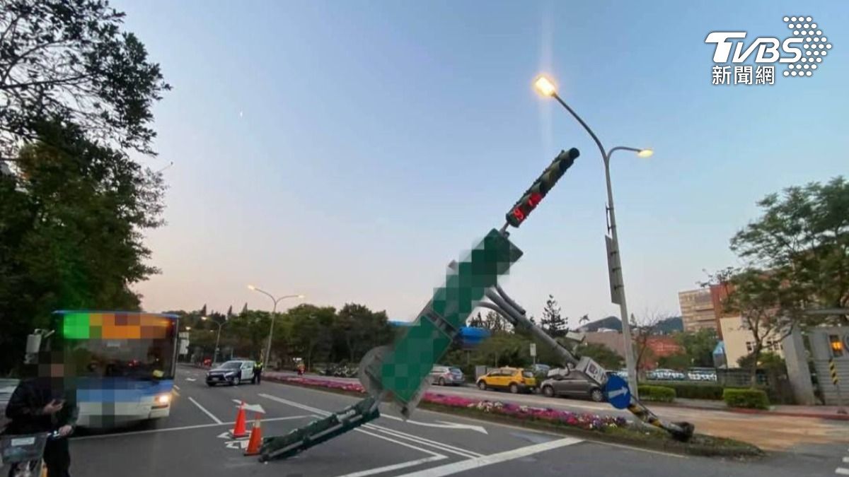 路口號誌燈桿整根被撞倒。（圖／TVBS）