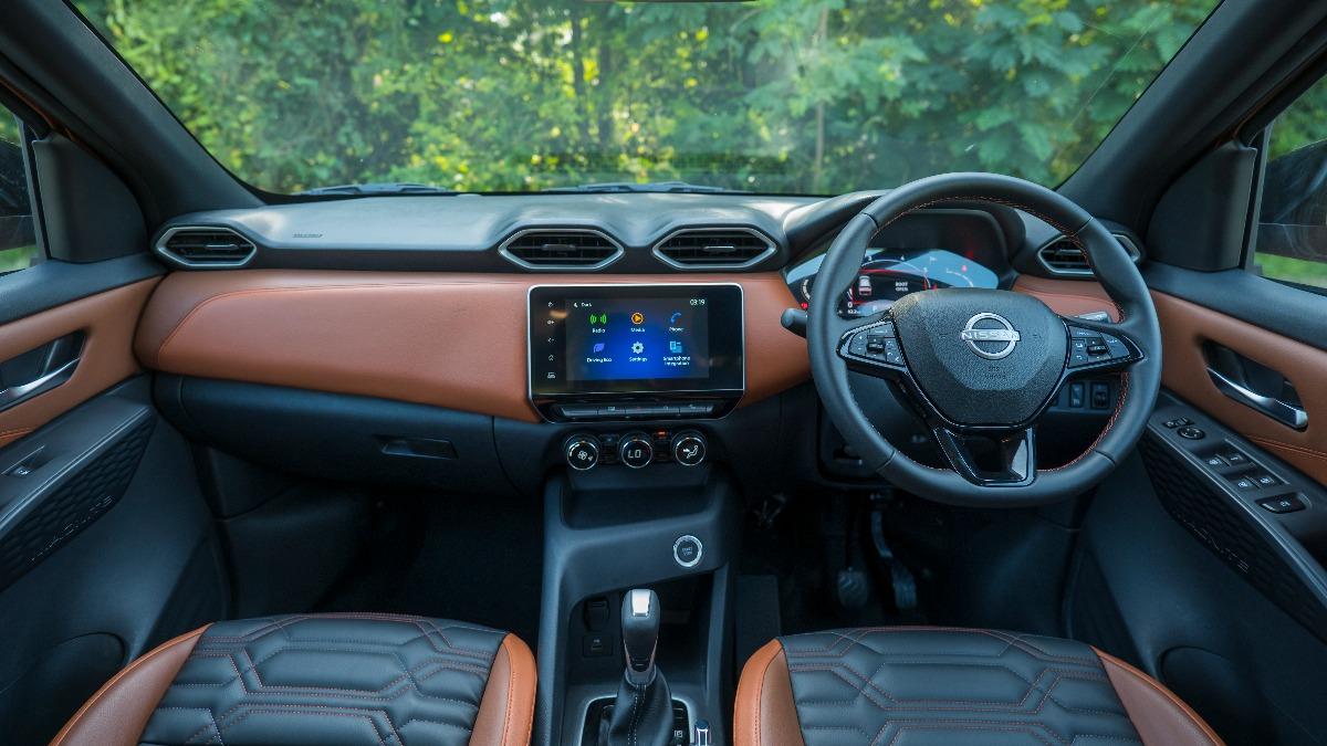 Magnite小改款內裝採用棕色、黑色混搭，此為印度販售的右駕版本。（圖／翻攝自Nissan官網）