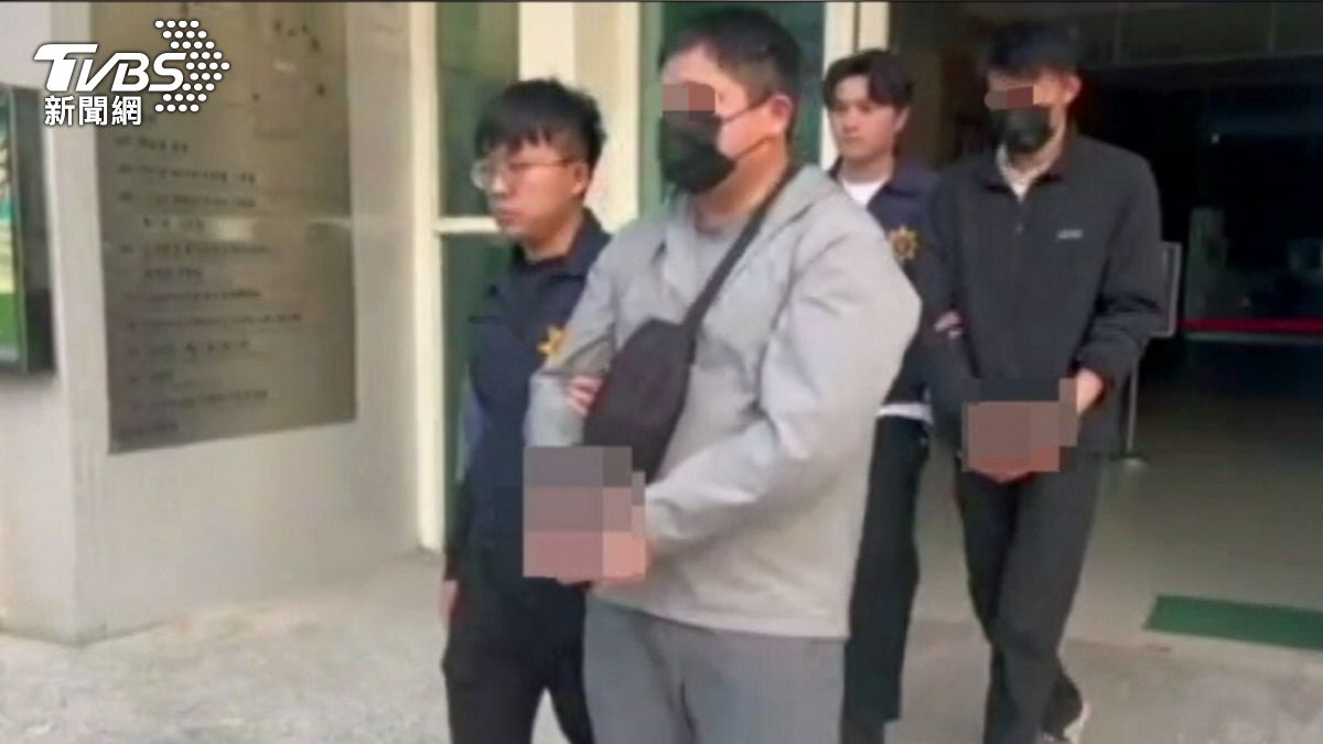 警方解送運毒嫌犯。（圖／ＴＶＢＳ）