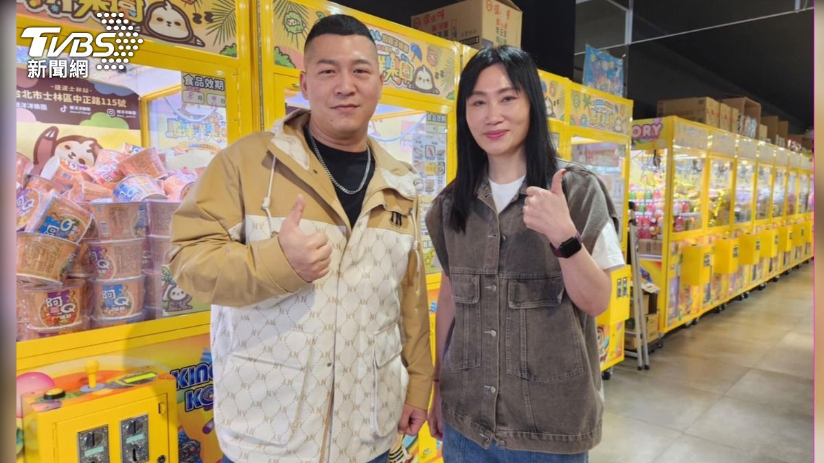 百萬網紅草爺(左)接受娛樂頭條副總編楊起鳳專訪。(圖/TVBS)