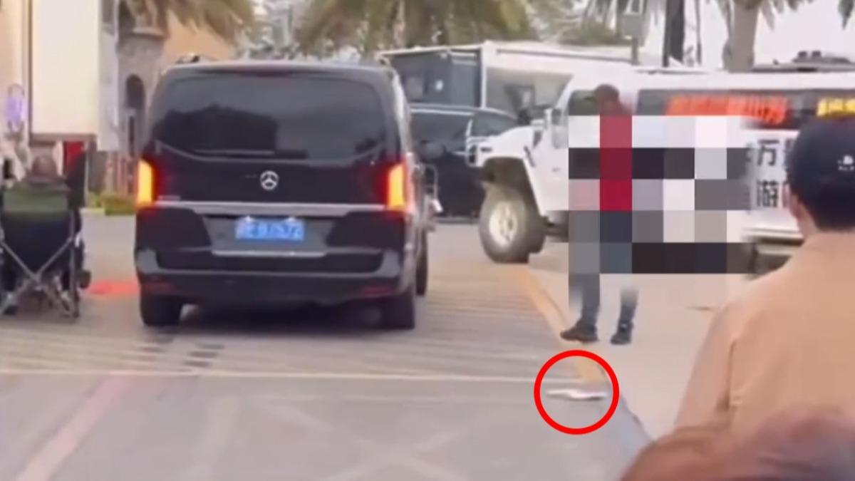 張頌文把粉絲的信丟出車窗外。（圖／翻攝自微博「荷蘭豆本豆豆荷」）