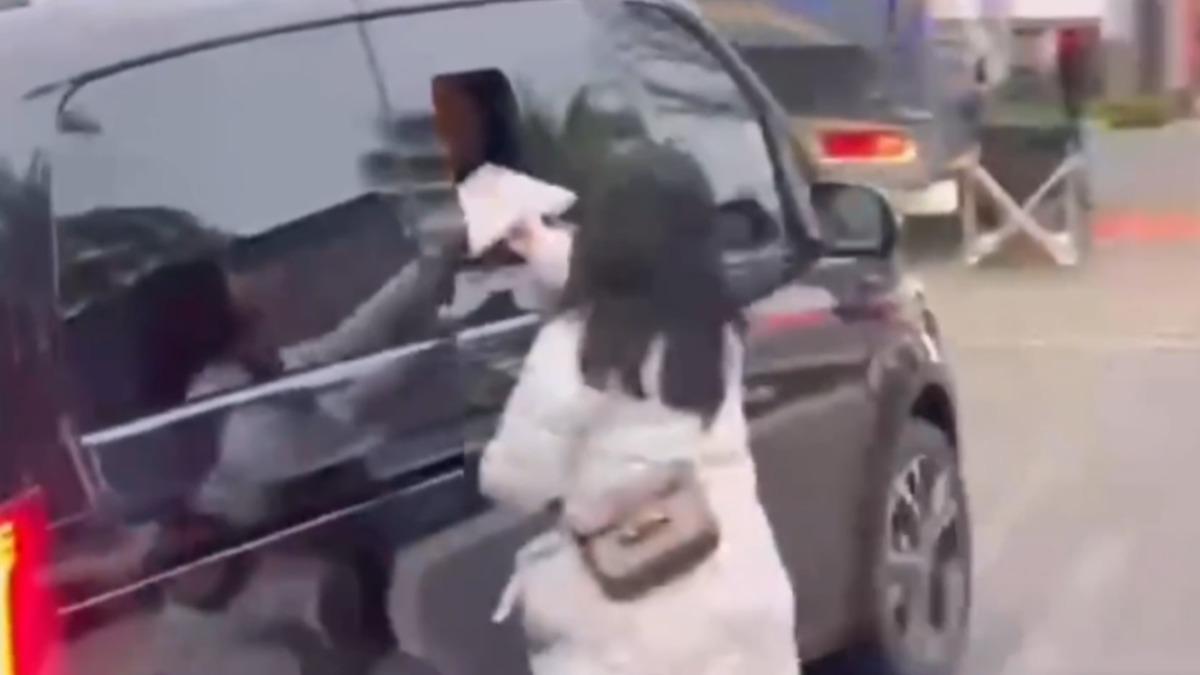 女粉絲把信丟進張頌文的車。（圖／翻攝自微博「荷蘭豆本豆豆荷」）