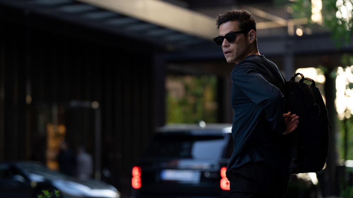 雷米飾演的查理準備要去報仇前,被同事看衰只是個宅男。(圖/二十世紀影業提供)