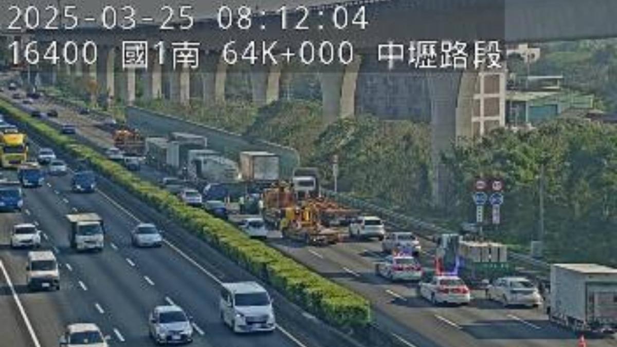 國道1號今(25)日發生一起交通事故。(圖/翻攝自國道即時影像) 國道1號今(25)日發生一起交通事故。(圖/翻攝自國道即時影像)