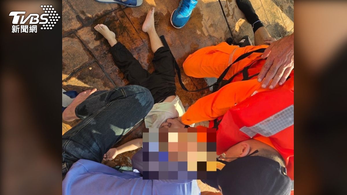 安檢所人員隨即對男童實施心肺復甦術（CPR）。（圖／TVBS）