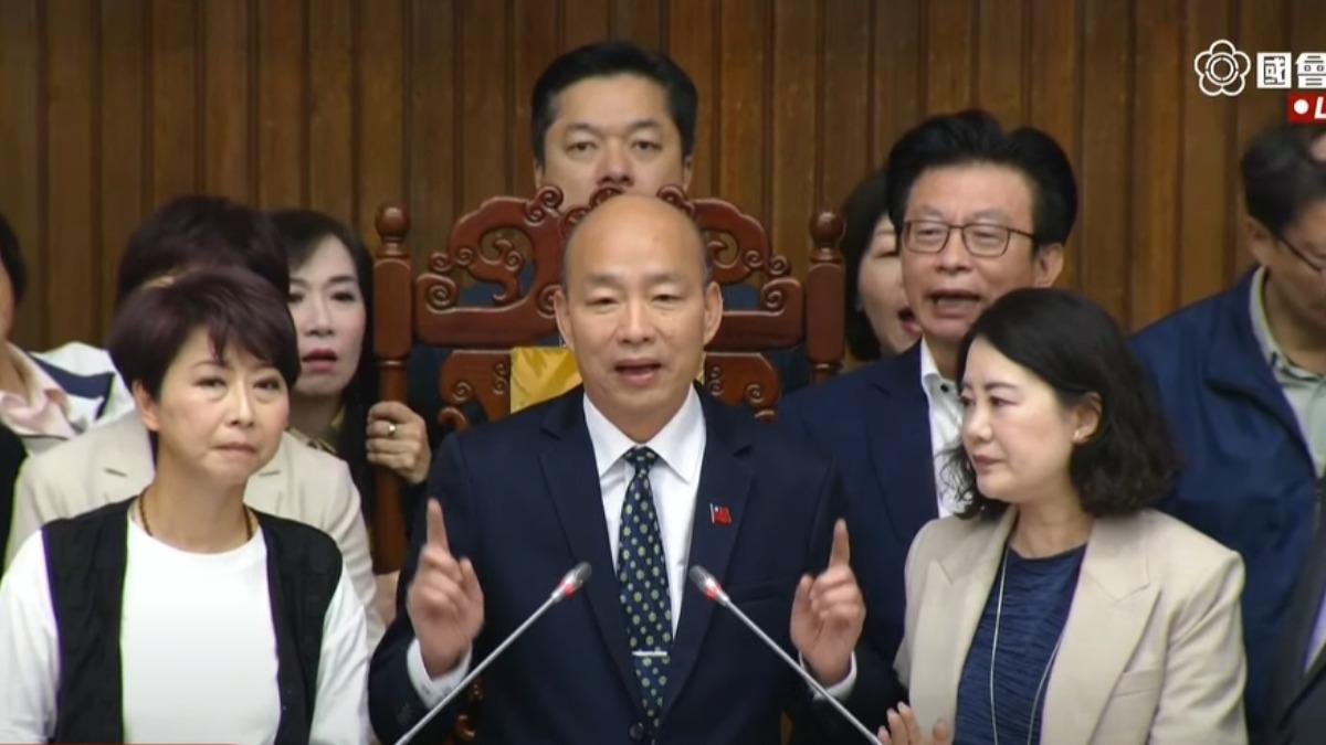 綠委蜂擁上主席台，持續抗議院方護航游智彬亂入，韓國瑜一度直呼，「不要對著院長耳朵吼叫」。（圖／立法院議事轉播頻道）