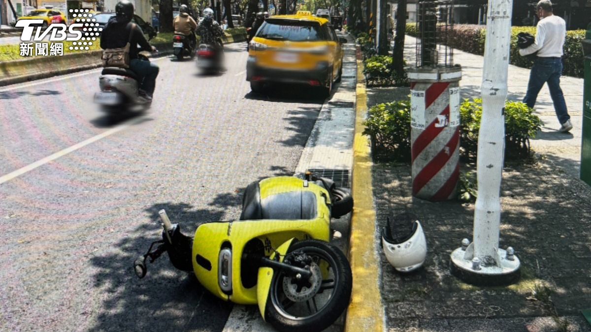 肇事計程車與機車。（圖／TVBS）