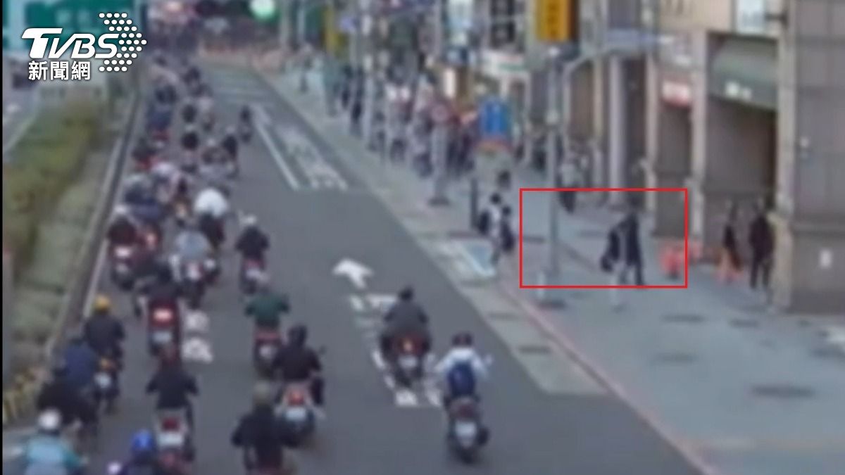 大樓外牆磁磚剝落，嚇得路人紛紛閃避。（圖／TVBS）