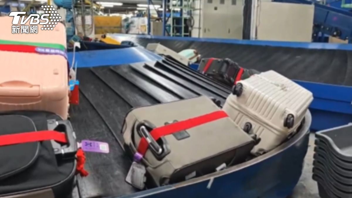 桃園機場行李分揀系統出狀況,地勤立刻以人工方式進行行李分揀。(圖/TVBS)