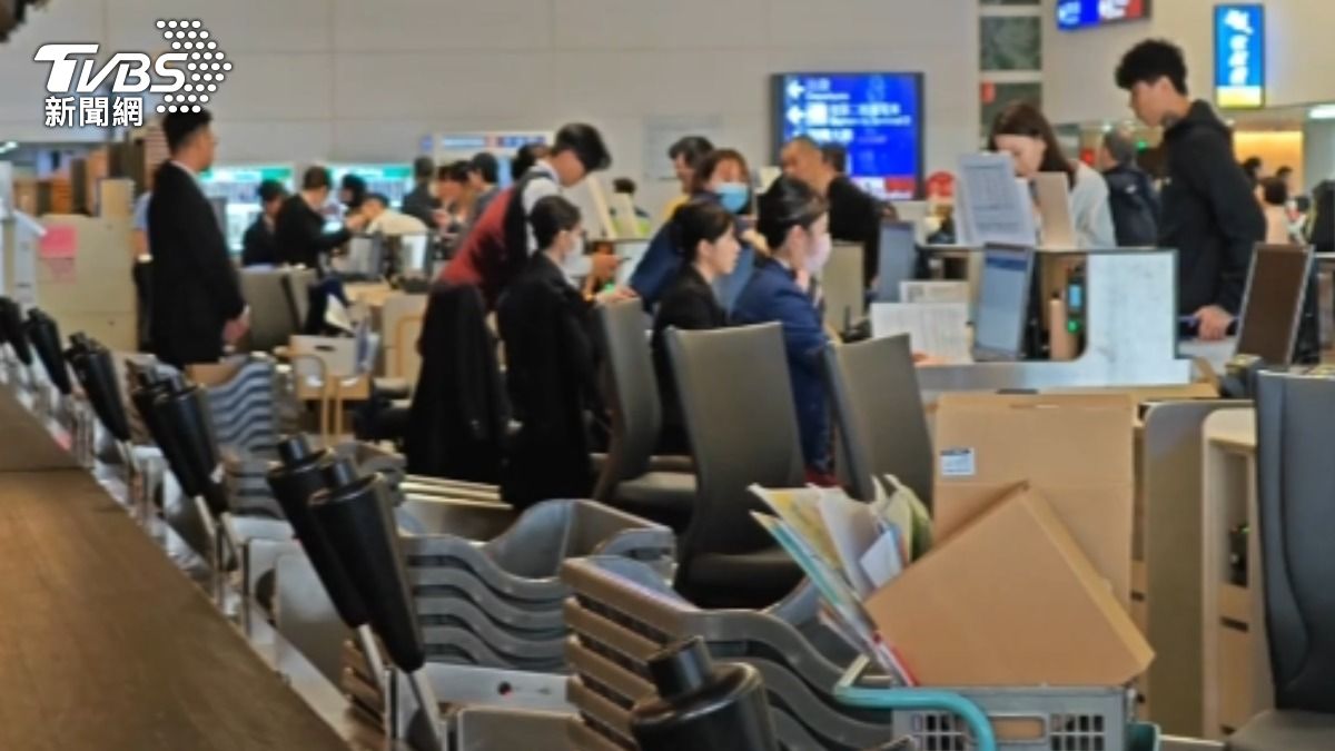 有民眾因行李分揀系統異常一度卡關。(圖/TVBS)