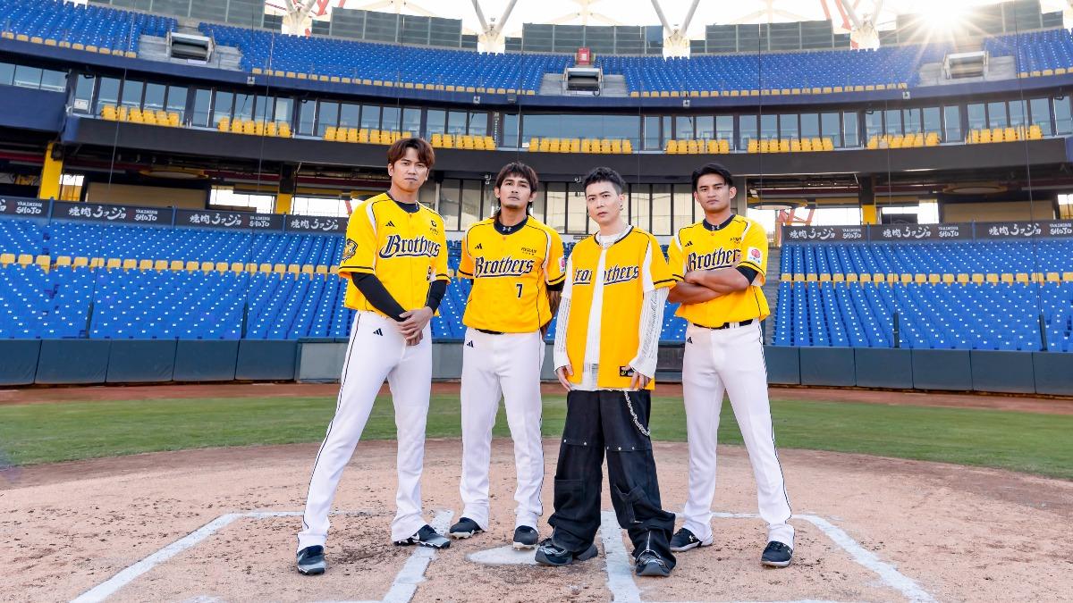 蕭秉治（右二）以MV前輩之姿，教王威晨等人如何有氣勢地對嘴。（圖／相信音樂提供）