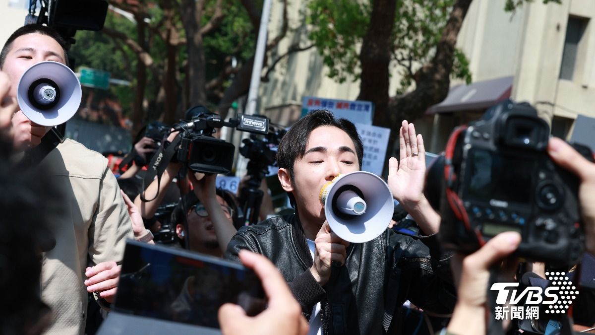 八炯與閩南狼3月在亞亞記者會場旁叫囂。（圖／華子琛攝）