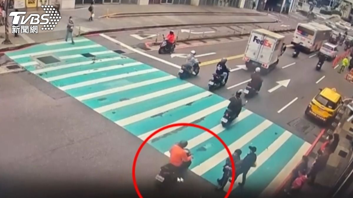 有騎士行經行人穿越線時，因行人站太外側被開單「未禮讓行人」。（圖／TVBS）