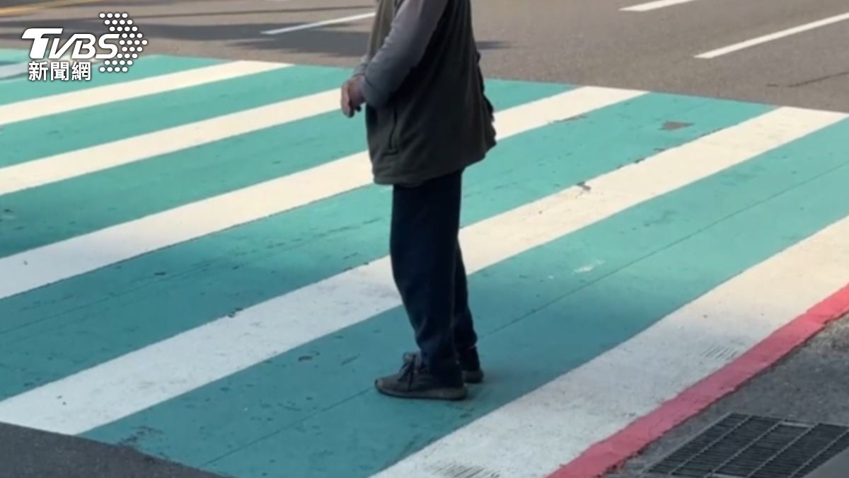 不少民眾皆會站在行人穿越線上等待綠燈。（圖／TVBS）