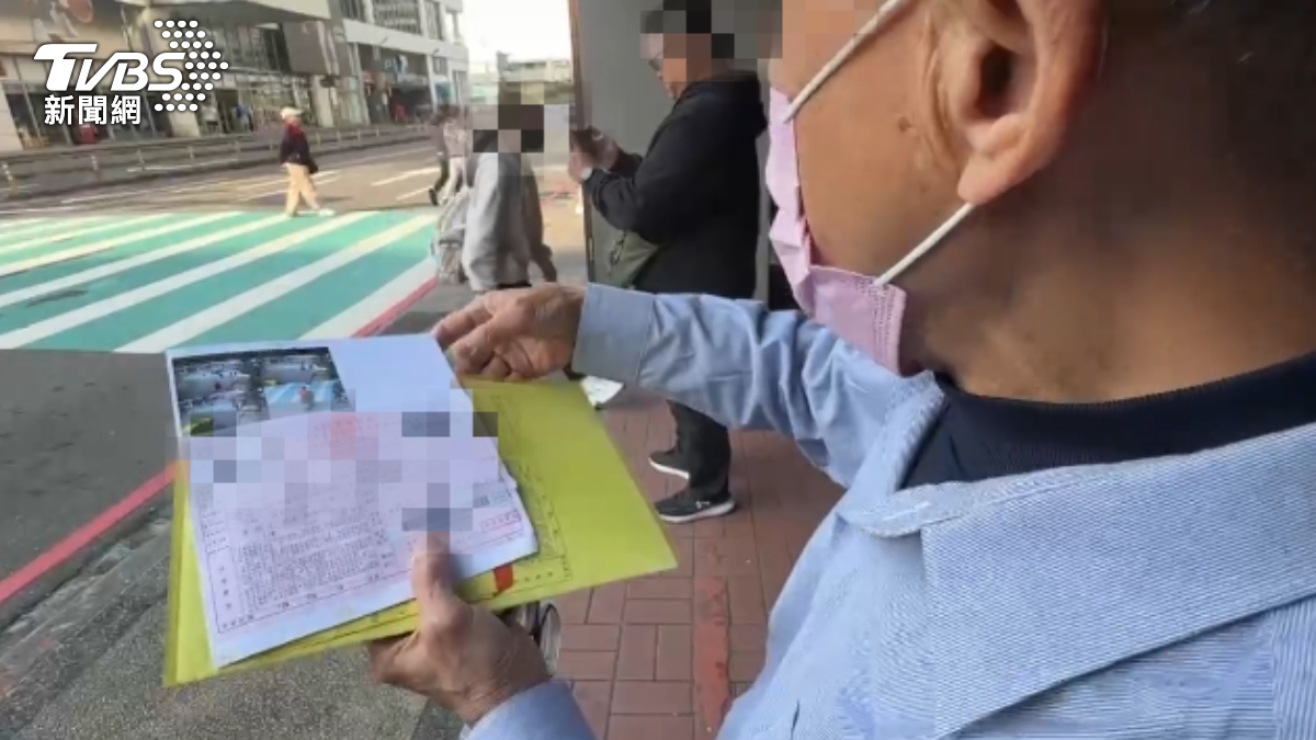 黃先生稱自己並沒有闖紅燈，也沒有不禮讓行人。（圖／TVBS）