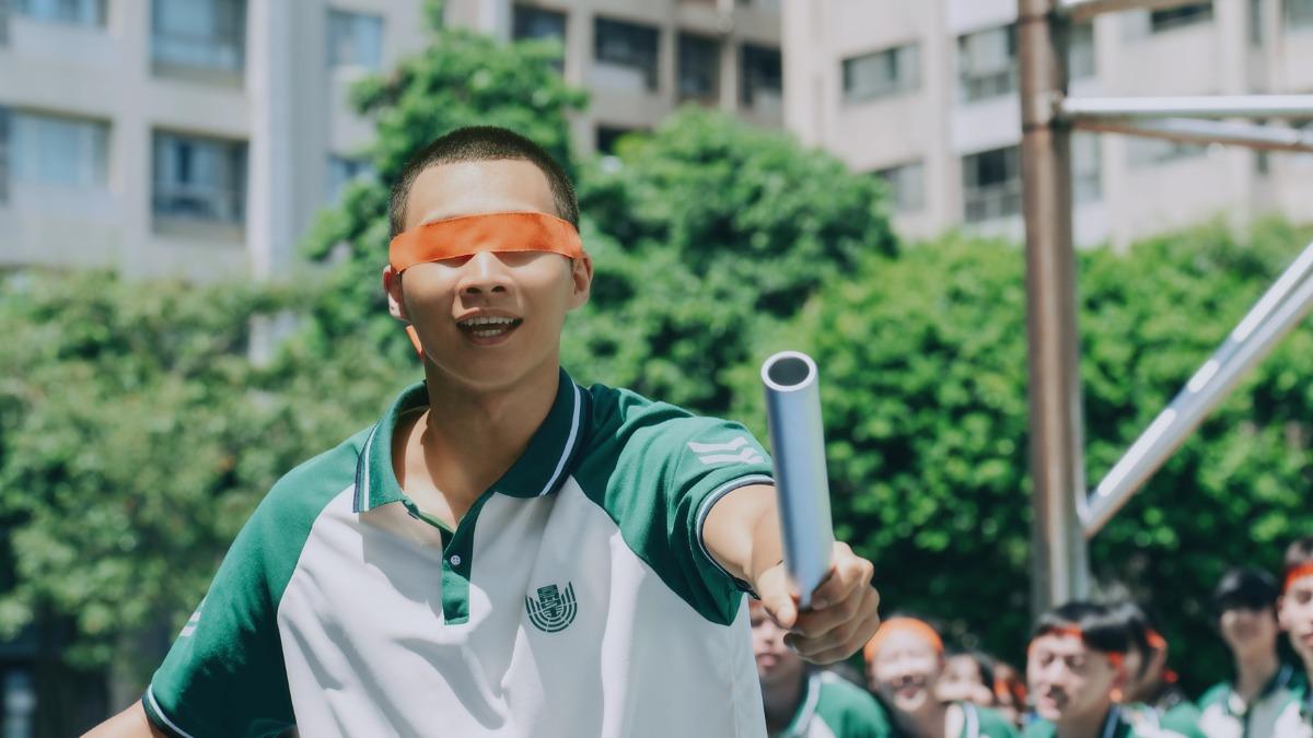 Energy獻唱主題曲〈同病相戀〉歌詞中二又有趣，喚起許多影迷青春回憶。（圖／紅杉娛樂提供）