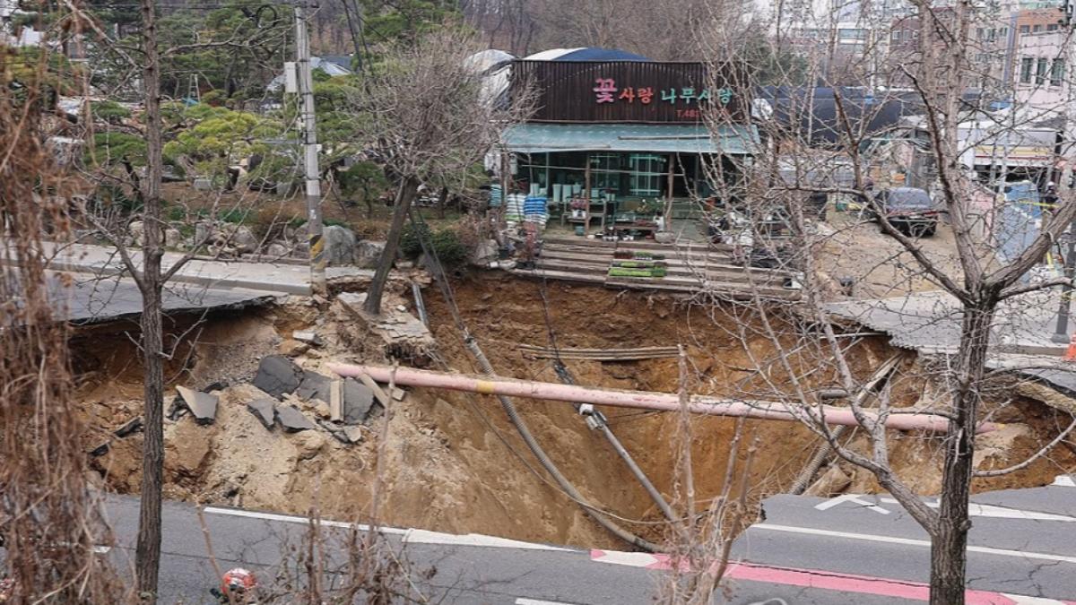 首爾江東區出現巨大天坑。（圖／翻攝自韓聯社）