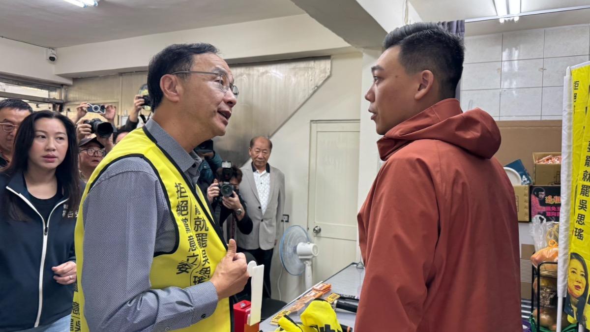 朱立倫擔任罷免一日志工。（圖／地動刪瑤提供）