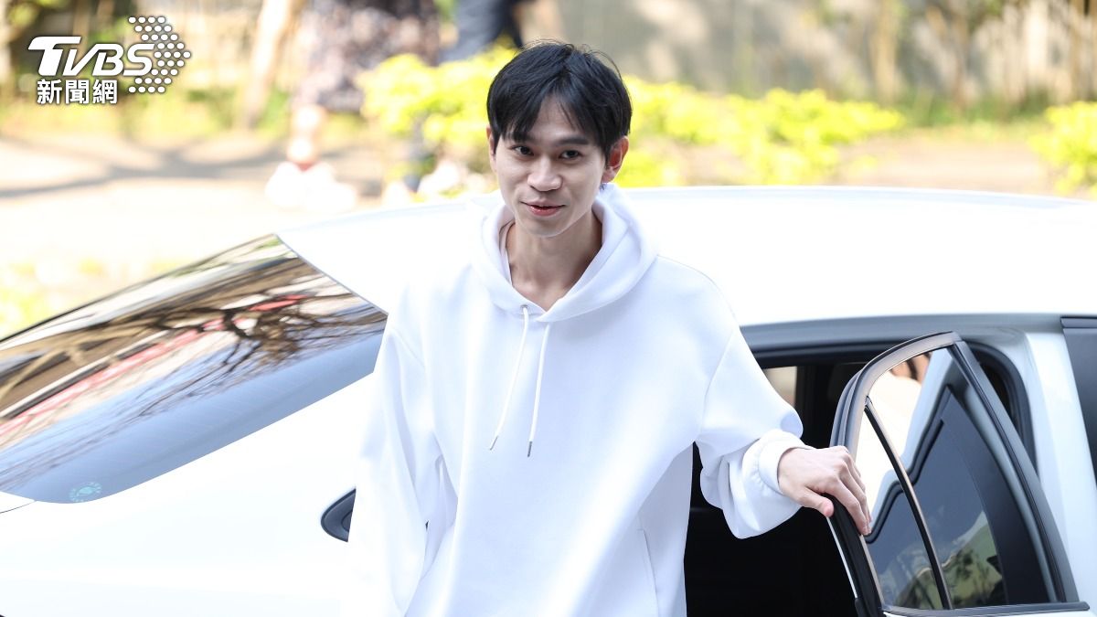 Andy今日下午3點在律師的陪同下現身林口分局應訊。（圖／華子琛攝）